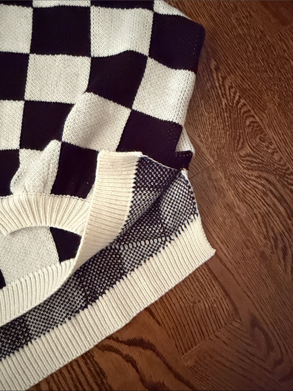 J. NNA Checkerboard V-Neck Sweater in Black & Cream medium - Picture 4 of 8